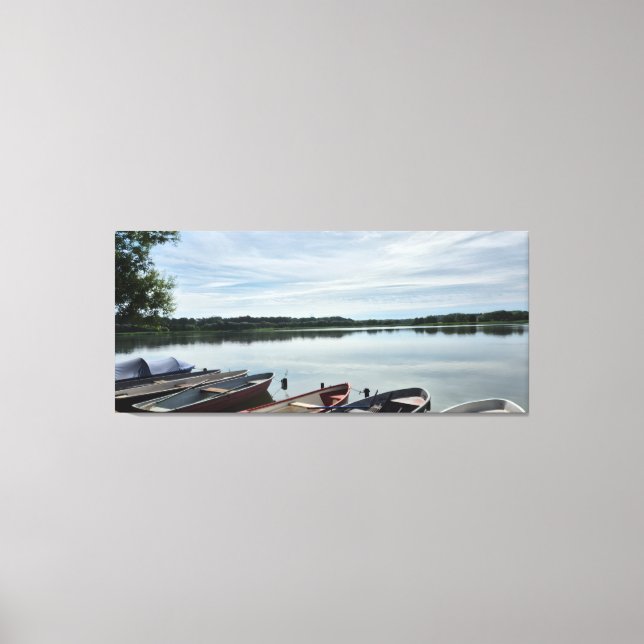 Friedliche Rowboats am Calm Lake Serene Nature Fot Leinwanddruck (Vorderseite)