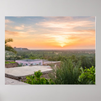 Friedliche Schafe beim Grasen bei Sonnenuntergang  Poster
