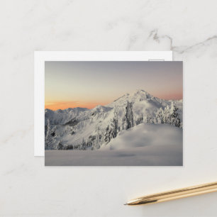 Friedliche schneebedeckte Bergsonne Postkarte