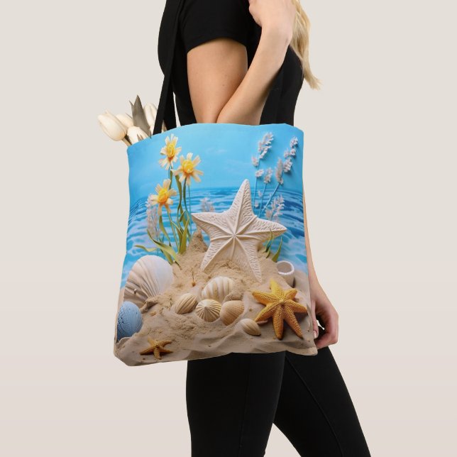 FRIEDLICHE STRANDSZENE MIT MEERESSCHNECKEN (Von Nahem)