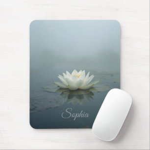 Friedliche Träumerei – Weiße Wasserlilie am Morgen Mousepad
