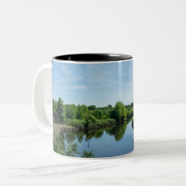 Friedliche Uferpromenade am Wakefield Waterfront Zweifarbige Tasse