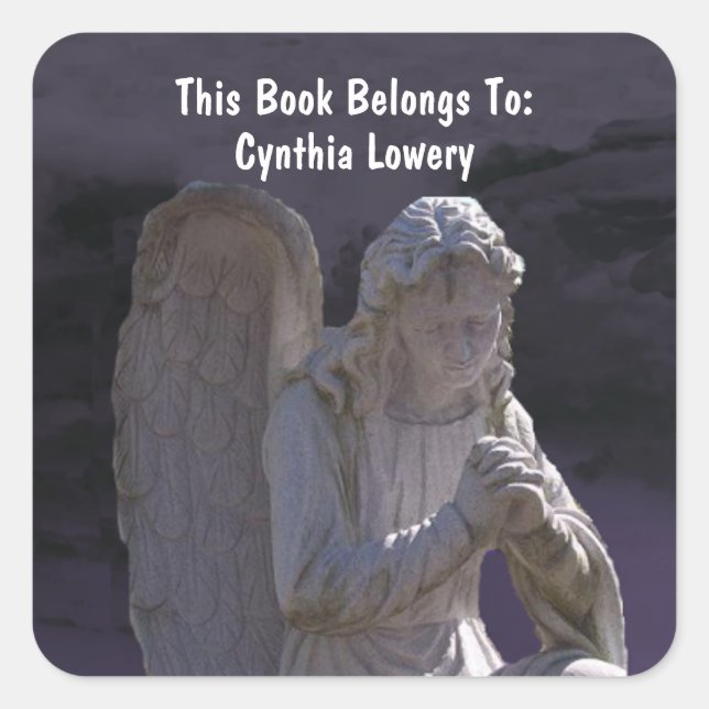 Friedliche weiße betende Engels-Steinstatue lila Quadratischer Aufkleber (Vorderseite)