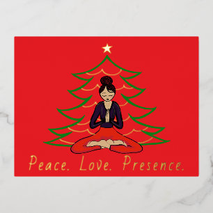 Friedliche Yogafrau vor dem Weihnachtsbaum Folien Feiertagspostkarte