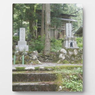Friedlicher japanischer Waldschrein und Steindenkm Fotoplatte