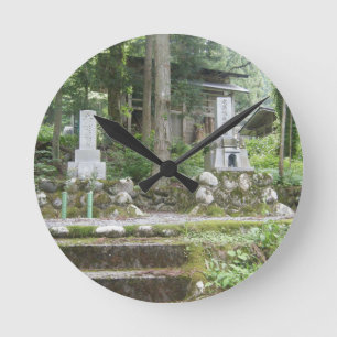 Friedlicher japanischer Waldschrein und Steindenkm Runde Wanduhr