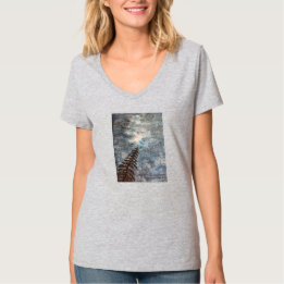 Friedlicher Nachthimmel im Wald mit Sternen T-Shirt