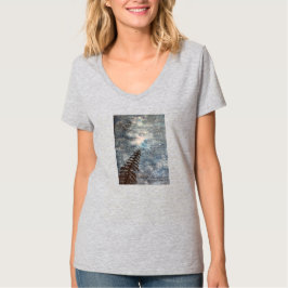 Friedlicher Nachthimmel im Wald mit Sternen T-Shirt
