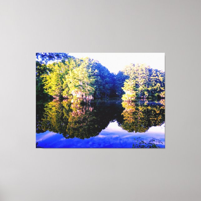 Friedlicher See mit Baumreflexionen Leinwanddruck (Vorderseite)