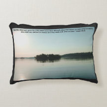 Friedlicher See und entfernte Bäume mit Schrift