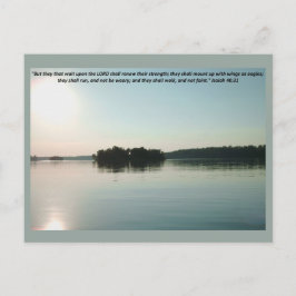 Friedlicher See und entfernte Bäume mit Schrift  Postkarte