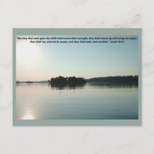 Friedlicher See und entfernte Bäume mit Schrift Postkarte