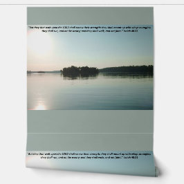 Friedlicher See und entfernte Bäume mit Schrift Tapete