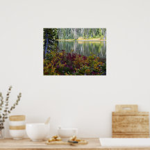 Friedlicher See und lebendige Herbstfarbenlandscha