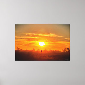Friedlicher Sonnenuntergang über offenen Feldern Leinwanddruck