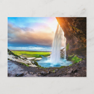 Friedlicher Wasserfall im Wald Natur Postkarte