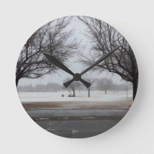Friedlicher Winter-Schneefall-Park-Landschaft Runde Wanduhr