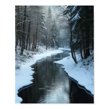 Friedlicher Winterfluss, der durch den schneebedec