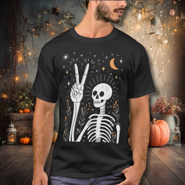 Friedliches Skelett mit Sternen und Mond T-Shirt (Von Creator hochgeladen)