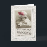 Friend Birthday - Vintages Mädchen in Bonnet Karte<br><div class="desc">Sweet Vintage inspirierte Geburtstagskarte mit einem Foto eines kleinen Mädchens in einer Motorhaube mit rosa Band und einem subtilen Damastashintergrund. An der Kartenvorderseite steht: "Nie geht ein neuer Tag vorbei, nie endet ein altes Jahr, ohne dass ich hier über alte Tage, gute Zeiten, alte Freunde nachdenke!" Ändern Sie den inneren...</div>