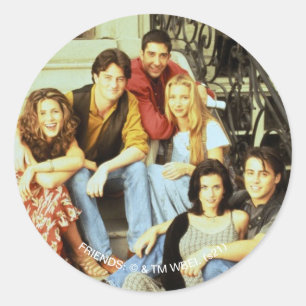 FRIENDS™   Cast sitzt auf der Treppe Runder Aufkleber