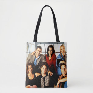 FRIENDS™   Cast sitzt in Monicas Wohnung