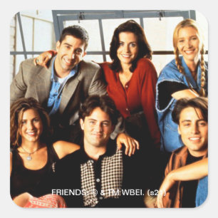 FRIENDS™   Cast sitzt in Monicas Wohnung Quadratischer Aufkleber