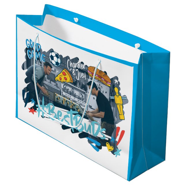 FRIENDS™ | Chandler & Joey - Best Buds Große Geschenktüte (Vorderseite Schrägansicht)