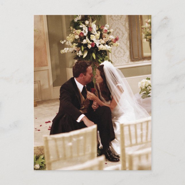 FRIENDS™ | Chandler & Monica Verheiratet Einladungspostkarte (Vorderseite)