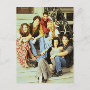 FRIENDS™ Darsteller auf der Vortreppe sitzend Einladungspostkarte
