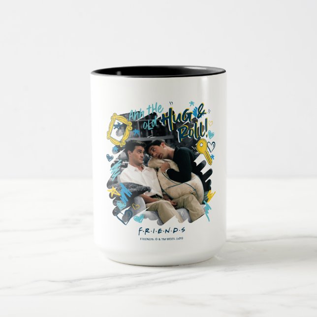 FRIENDS™ | Die alte Umarmung und Rolle Tasse (Zentrum)