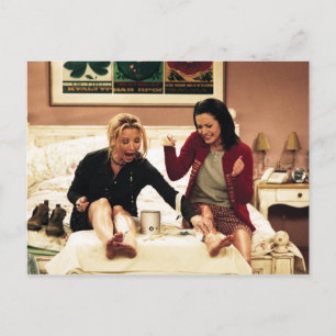 FRIENDS™ Phoebe & Monica beim Wachsen der Beine Einladungspostkarte