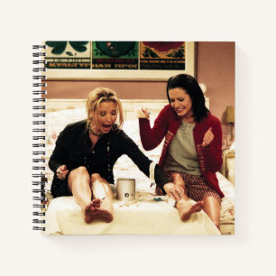 FRIENDS™   Phoebe & Monica beim Wachsen der Beine Notizbuch