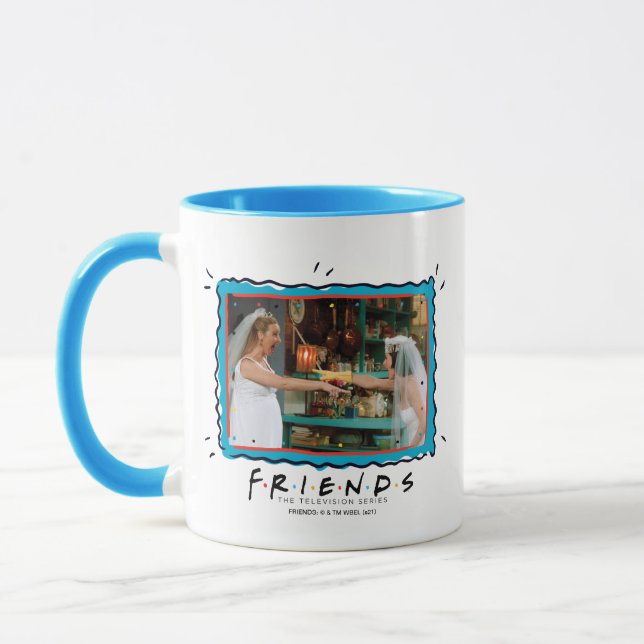 FRIENDS™ | Phoebe und Monica in Hochzeitskleider Tasse (Links)