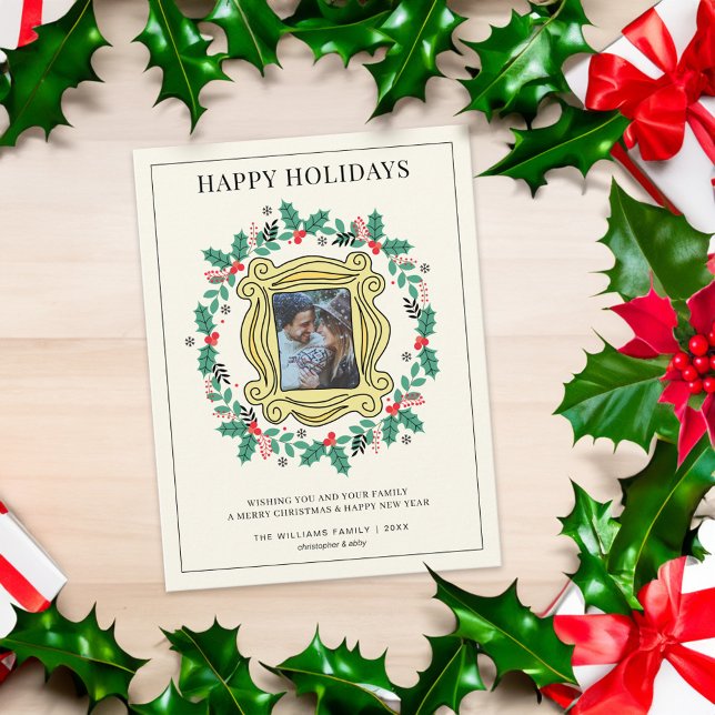 FRIENDS™ Photo Holiday Christmas Feiertagspostkarte (Card on table)