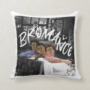 FRIENDS™ Ross, Joey und Chandler Bromance Kissen