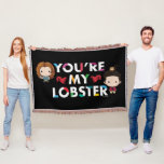 FRIENDS™ | Ross & Rachel Lobster Chibi Decke<br><div class="desc">Mit dem FRIENDS™ "Ross and Rachel Lobster" Chibi Design feiern Sie die Liebe zwischen Ross und Rachel. Dieses spielerische und nostalgische Design zeigt eine chibi-artige Abbildung von Ross und Rachel mit ihrem berühmten "Hummer" Zitat. Dieses Design vereint den Spaß und die Romantik eines der beliebtesten TV-Ehepaare und verleiht jedem Produkt...</div>