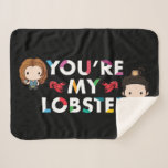 FRIENDS™ | Ross & Rachel Lobster Chibi Sherpadecke<br><div class="desc">Mit dem FRIENDS™ "Ross and Rachel Lobster" Chibi Design feiern Sie die Liebe zwischen Ross und Rachel. Dieses spielerische und nostalgische Design zeigt eine chibi-artige Abbildung von Ross und Rachel mit ihrem berühmten "Hummer" Zitat. Dieses Design vereint den Spaß und die Romantik eines der beliebtesten TV-Ehepaare und verleiht jedem Produkt...</div>