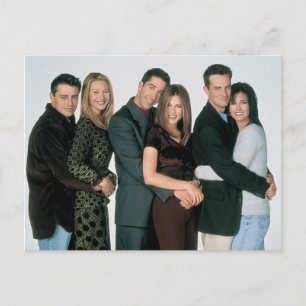 FRIENDS™ Sich umarmende Paare Einladungspostkarte