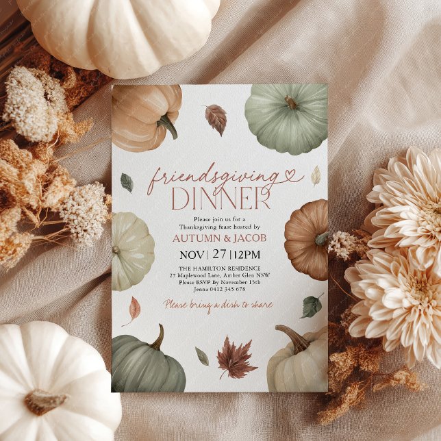 Friendsgiving-Abendessen Thanksgiving-Kürbis Herbs Einladung (Friendsgiving Dinner Invitation with rustic pumpkins in shades of green and orange with fall leaves)