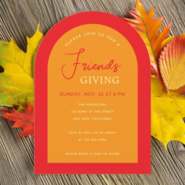 Friendsgiving Modern Arch Herbstfarben Orange Red Einladung (Invitation in situ with autumn leaves)