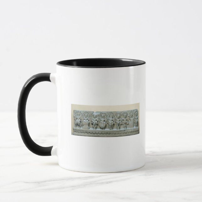 Fries, das neun Göttlichkeiten darstellt Tasse (Links)