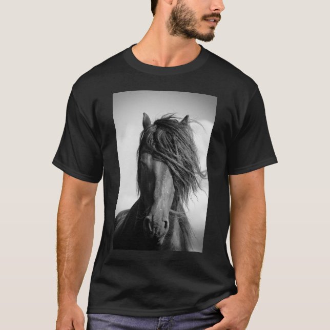 Friesischer Hengst im Wind. T-Shirt (Vorderseite)