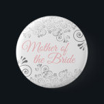 Frilly Pink & Gray Mutter der Braut Hochzeit Button<br><div class="desc">Identifizieren Sie die Hauptakteure Ihres Brautparty,  Ihrer Hochzeit oder Ihres Abendessens mit unseren eleganten,  rosa & grauen Tasten. Dieser Knopf zeigt silbergraue Imitate mit spitzen Rillen auf weißem Hintergrund,  mit rosa Text,  die Mutter der Braut lesen. Perfekt als Gutes oder Geschenk für die Mitglieder der Hochzeitsfeier.</div>