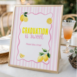 Frisch diplomierter Dessert mit rosa Streifen und Poster