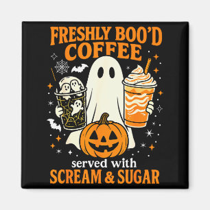 Frisch gebrühter Kaffee serviert mit Schrei und Zu Magnet