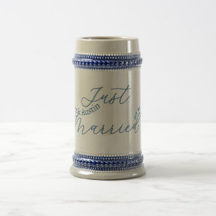 Frisch Vermählt Name des Paares Datum Jahr Hochzei Bierglas