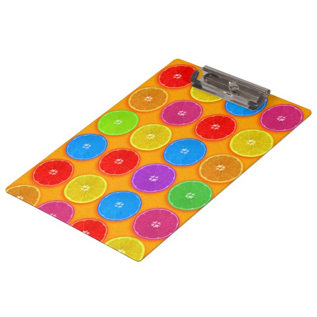 Frische, farbenfrohe Orangenscheiben Klemmbrett (Schrägansicht)