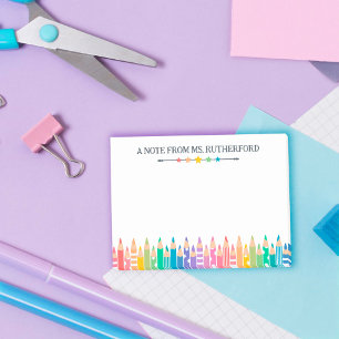 Frische Farbstifte von Schullehrern Post-it Klebezettel