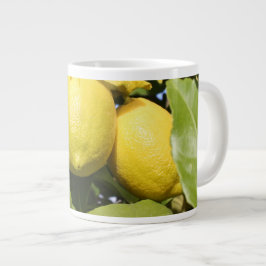 Frische Gelbe Zitronen auf einem Baum Jumbo-Tasse